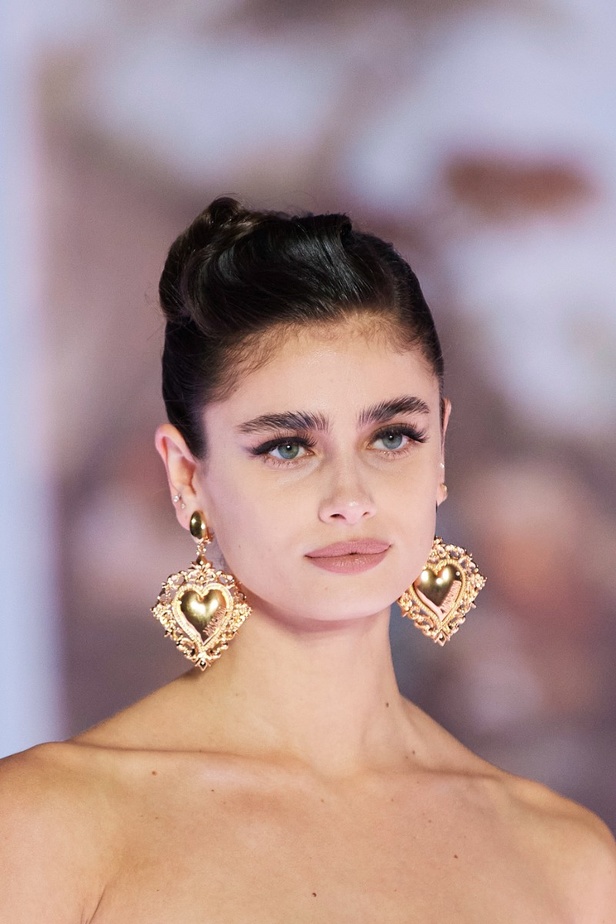 اطلالات جمالية من عرض أزياء مجموعة Moschino لموسم خريف وشتاء 2022 في ميلانو