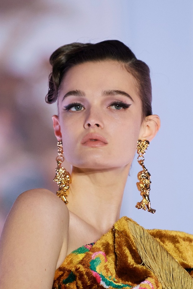 اطلالات جمالية من عرض أزياء مجموعة Moschino لموسم خريف وشتاء 2022 في ميلانو