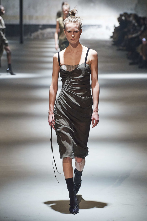 عرض أزياء مجموعة N21 لموسم خريف وشتاء 2022 في ميلانو