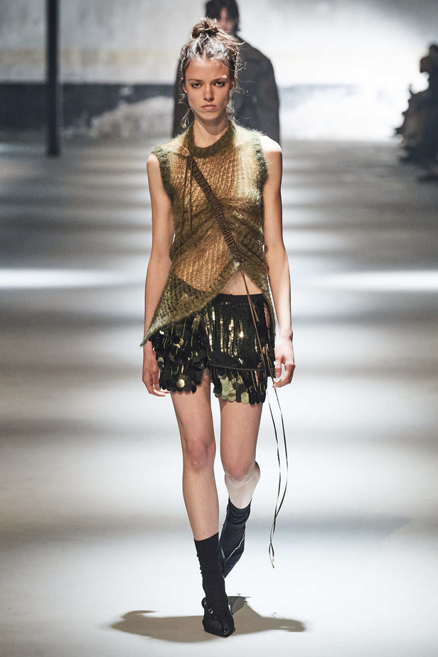 عرض أزياء مجموعة N21 لموسم خريف وشتاء 2022 في ميلانو