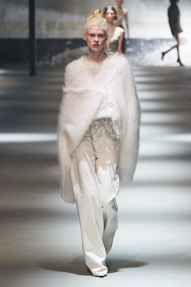 عرض أزياء مجموعة N21 لموسم خريف وشتاء 2022 في ميلانو