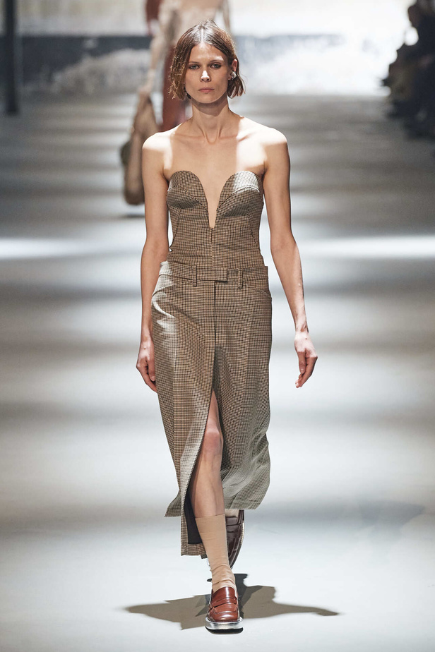 عرض أزياء مجموعة N21 لموسم خريف وشتاء 2022 في ميلانو