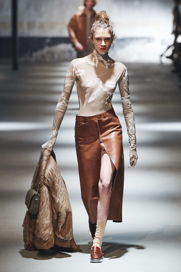 عرض أزياء مجموعة N21 لموسم خريف وشتاء 2022 في ميلانو