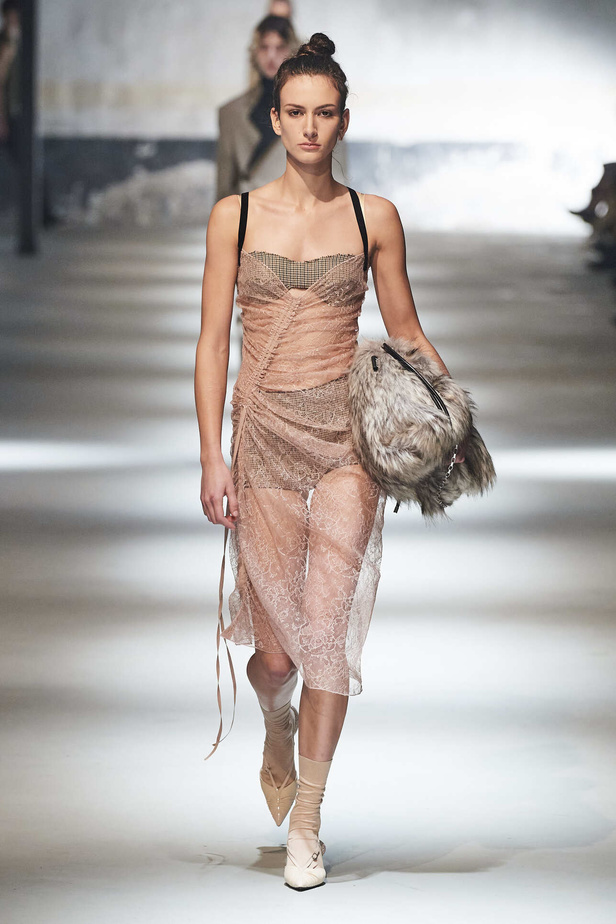 عرض أزياء مجموعة N21 لموسم خريف وشتاء 2022 في ميلانو