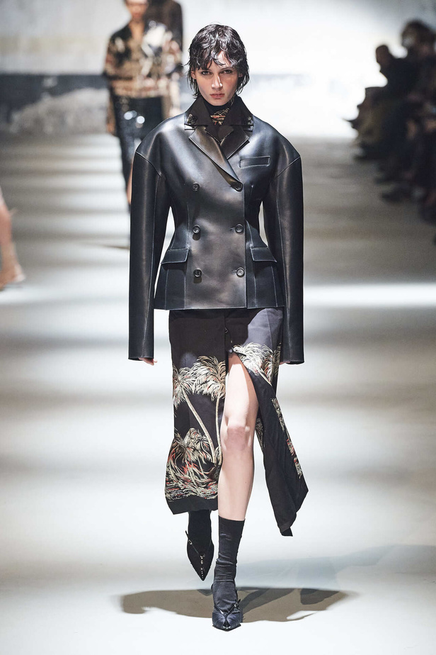 عرض أزياء مجموعة N21 لموسم خريف وشتاء 2022 في ميلانو