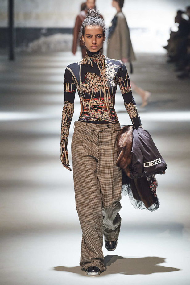 عرض أزياء مجموعة N21 لموسم خريف وشتاء 2022 في ميلانو