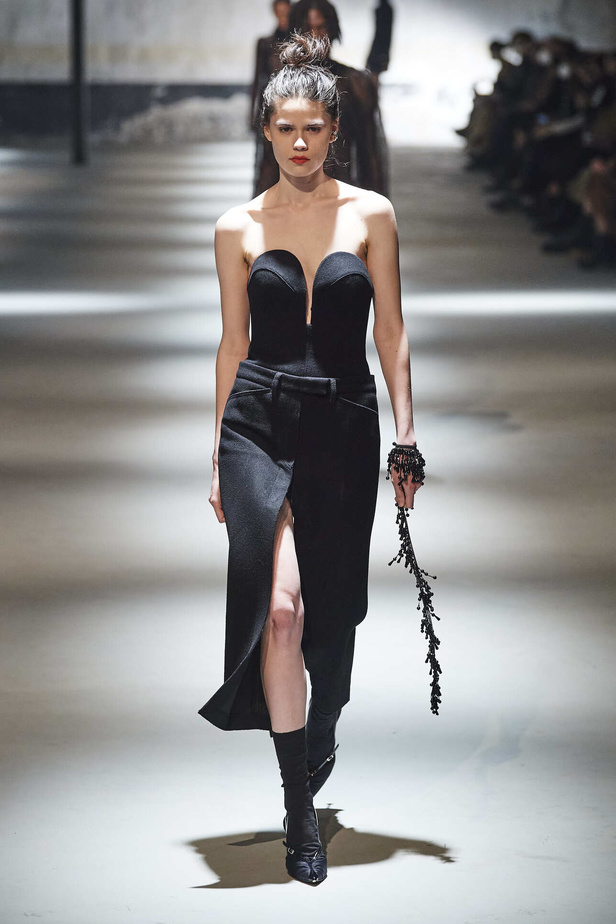 عرض أزياء مجموعة N21 لموسم خريف وشتاء 2022 في ميلانو