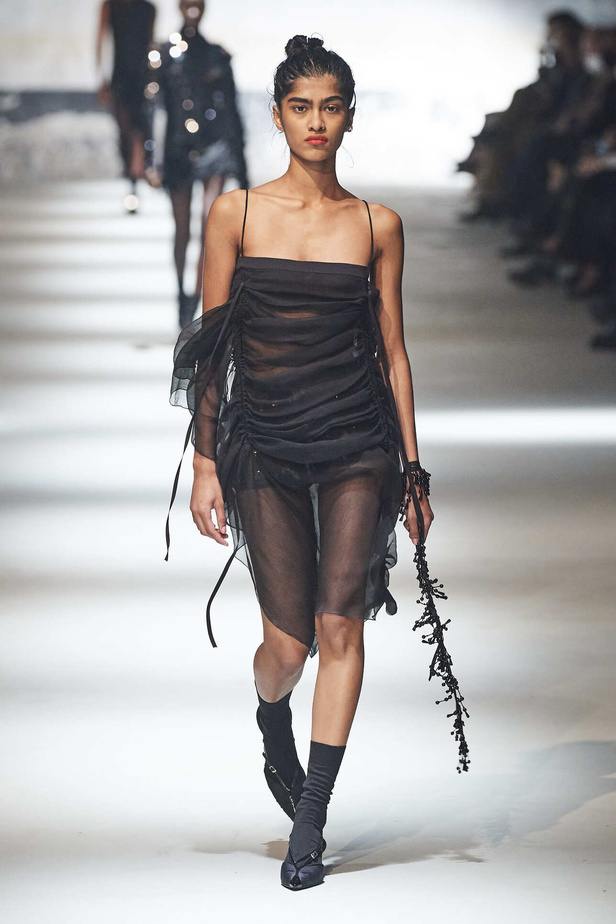 عرض أزياء مجموعة N21 لموسم خريف وشتاء 2022 في ميلانو