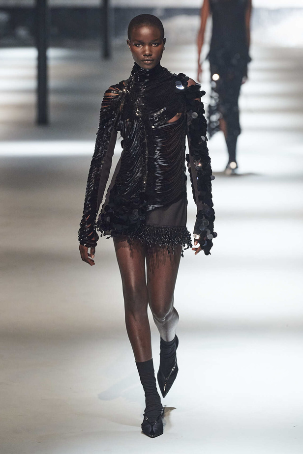 عرض أزياء مجموعة N21 لموسم خريف وشتاء 2022 في ميلانو