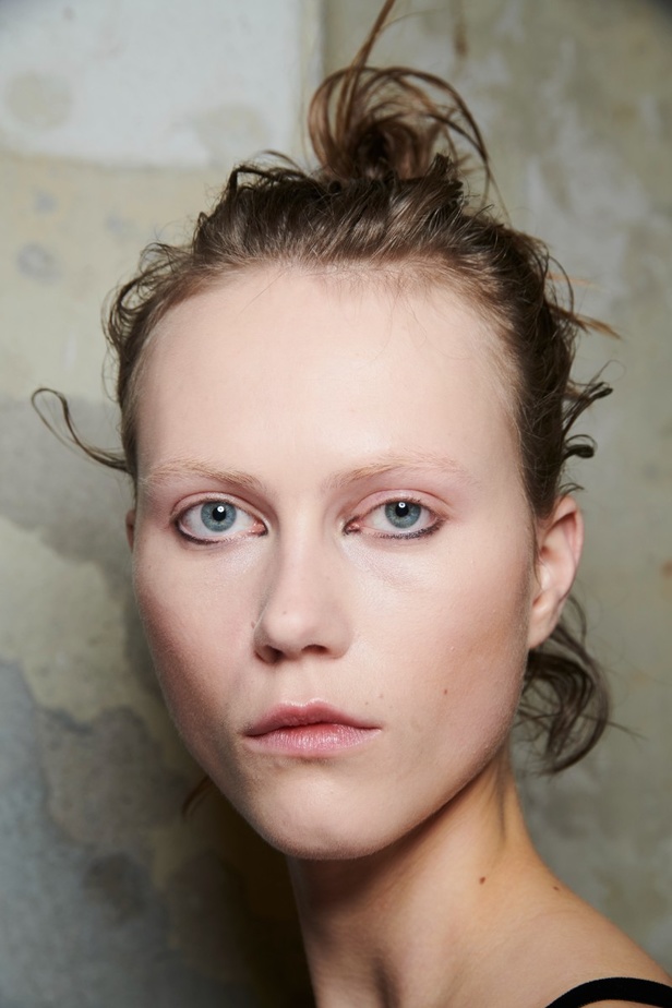 إطلالات جمالية من عرض أزياء مجموعة N21 لموسم خريف وشتاء 2022 في ميلانو