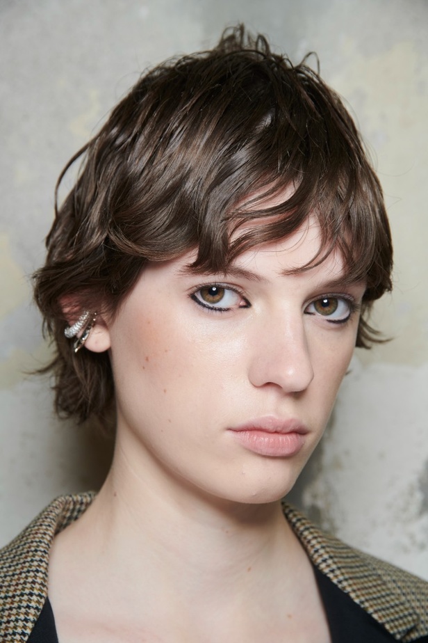 إطلالات جمالية من عرض أزياء مجموعة N21 لموسم خريف وشتاء 2022 في ميلانو