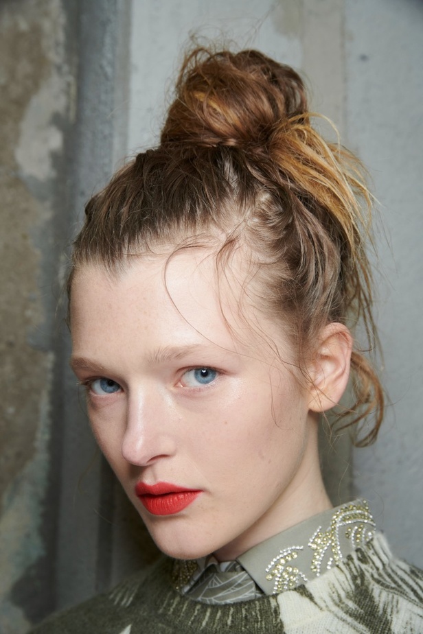 إطلالات جمالية من عرض أزياء مجموعة N21 لموسم خريف وشتاء 2022 في ميلانو