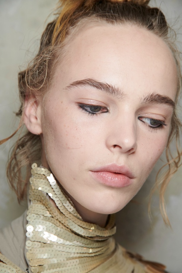 إطلالات جمالية من عرض أزياء مجموعة N21 لموسم خريف وشتاء 2022 في ميلانو