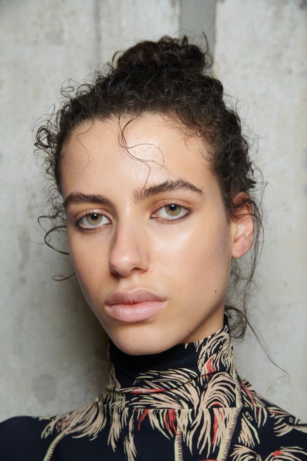 إطلالات جمالية من عرض أزياء مجموعة N21 لموسم خريف وشتاء 2022 في ميلانو