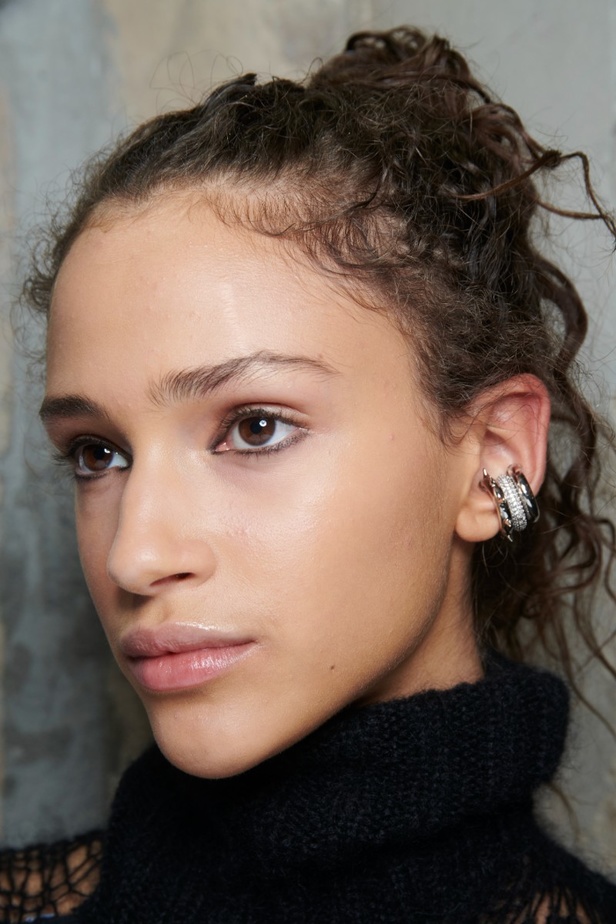 إطلالات جمالية من عرض أزياء مجموعة N21 لموسم خريف وشتاء 2022 في ميلانو