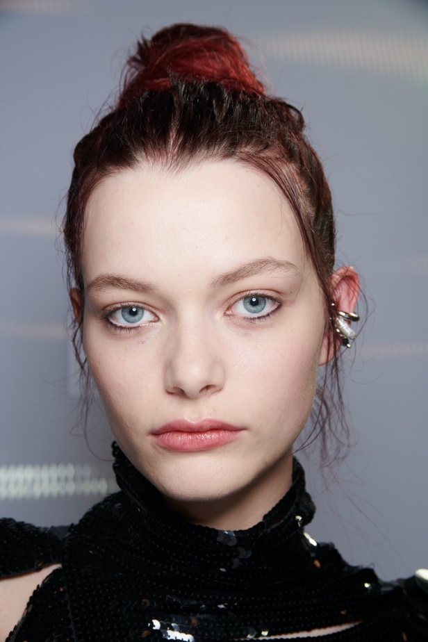 إطلالات جمالية من عرض أزياء مجموعة N21 لموسم خريف وشتاء 2022 في ميلانو