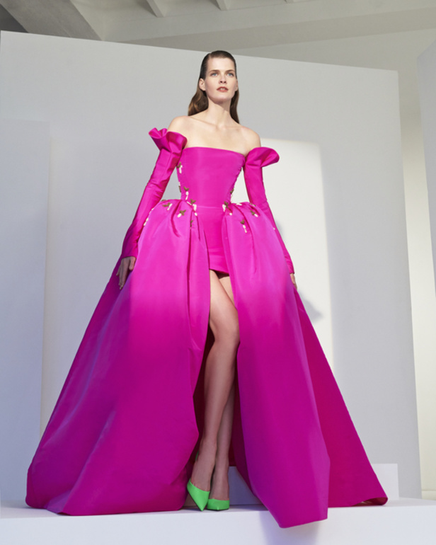 مجموعة قزي وأسطا من الألبسة الفاخرة لربيع وصيف 2022