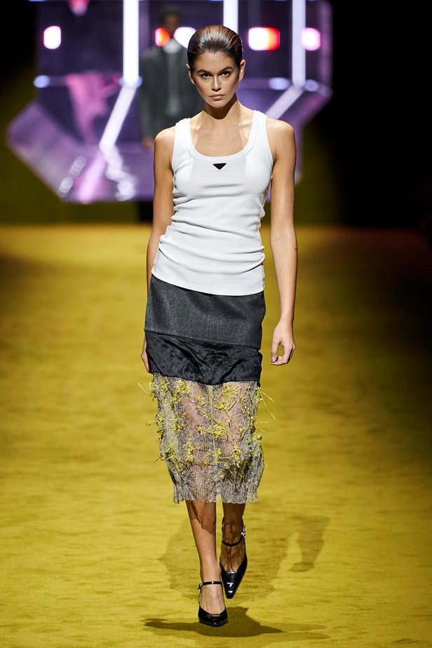 مجموعة Prada لخريف شتاء 2022 تكرّس إيديولوجيا الدار بلمسة عصرية