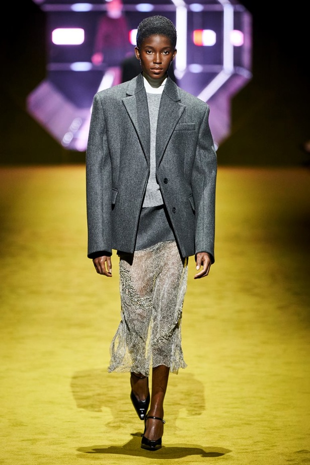 مجموعة Prada لخريف شتاء 2022 تكرّس إيديولوجيا الدار بلمسة عصرية