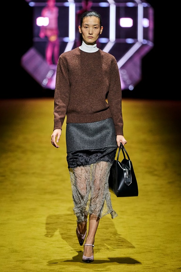 مجموعة Prada لخريف شتاء 2022 تكرّس إيديولوجيا الدار بلمسة عصرية