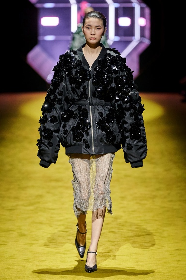 مجموعة Prada لخريف شتاء 2022 تكرّس إيديولوجيا الدار بلمسة عصرية