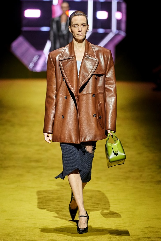 مجموعة Prada لخريف شتاء 2022 تكرّس إيديولوجيا الدار بلمسة عصرية