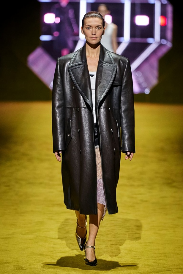 مجموعة Prada لخريف شتاء 2022 تكرّس إيديولوجيا الدار بلمسة عصرية