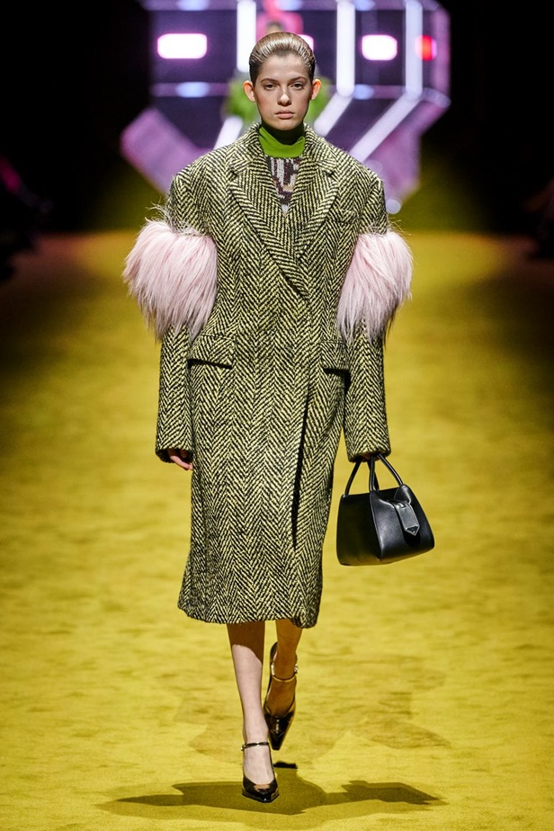 مجموعة Prada لخريف شتاء 2022 تكرّس إيديولوجيا الدار بلمسة عصرية