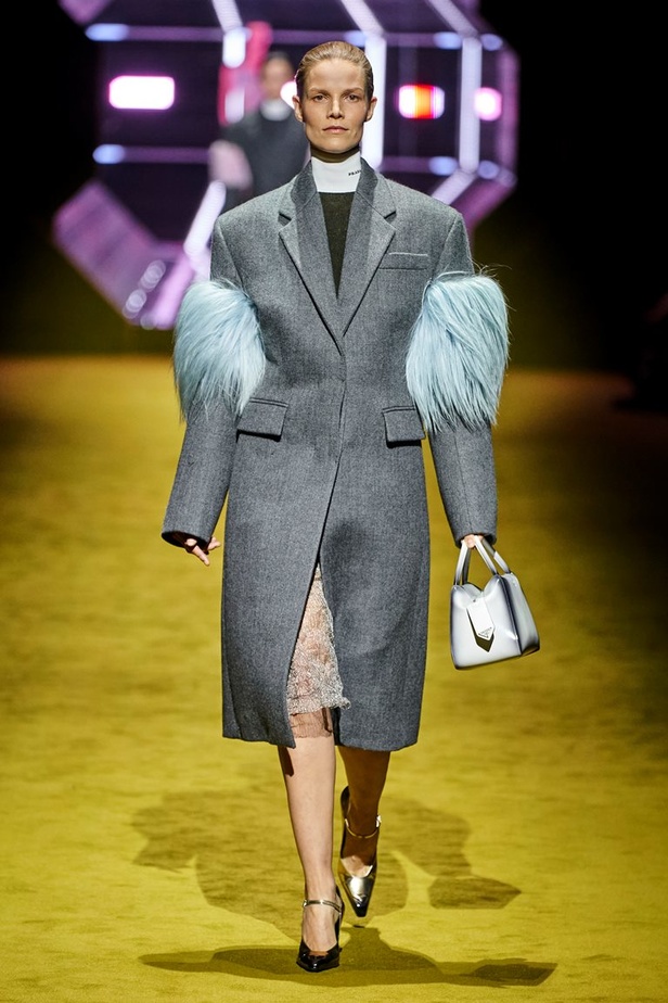 مجموعة Prada لخريف شتاء 2022 تكرّس إيديولوجيا الدار بلمسة عصرية