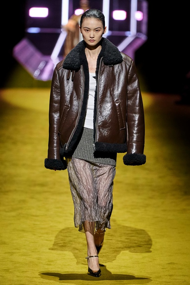 مجموعة Prada لخريف شتاء 2022 تكرّس إيديولوجيا الدار بلمسة عصرية