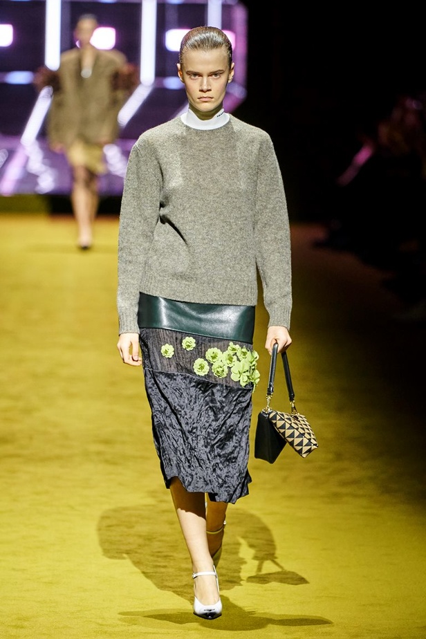 مجموعة Prada لخريف شتاء 2022 تكرّس إيديولوجيا الدار بلمسة عصرية