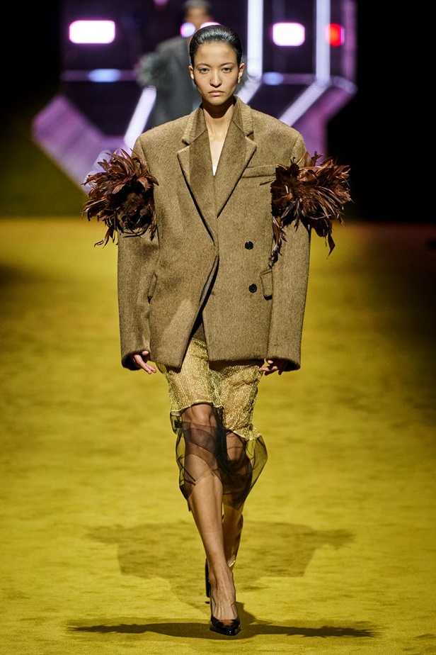 مجموعة Prada لخريف شتاء 2022 تكرّس إيديولوجيا الدار بلمسة عصرية