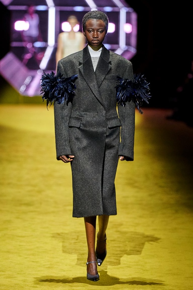 مجموعة Prada لخريف شتاء 2022 تكرّس إيديولوجيا الدار بلمسة عصرية