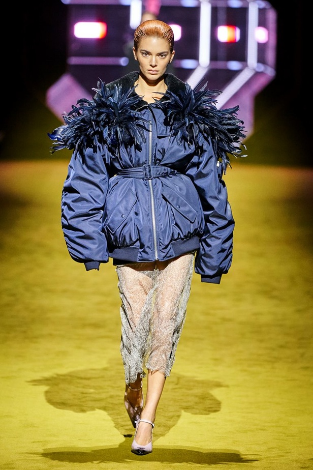 مجموعة Prada لخريف شتاء 2022 تكرّس إيديولوجيا الدار بلمسة عصرية