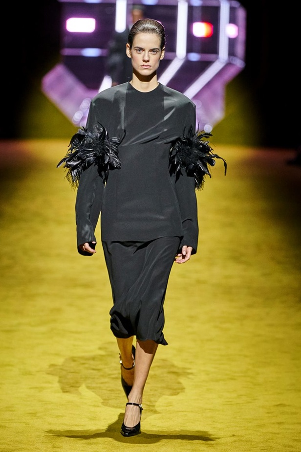 مجموعة Prada لخريف شتاء 2022 تكرّس إيديولوجيا الدار بلمسة عصرية