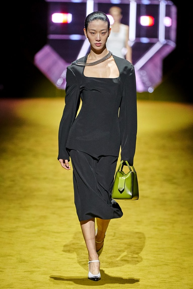 مجموعة Prada لخريف شتاء 2022 تكرّس إيديولوجيا الدار بلمسة عصرية