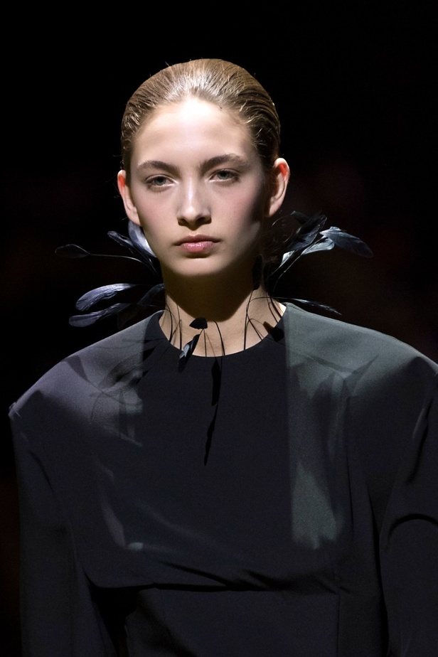 اطلالات جمالية من عرض Prada لخريف 2022