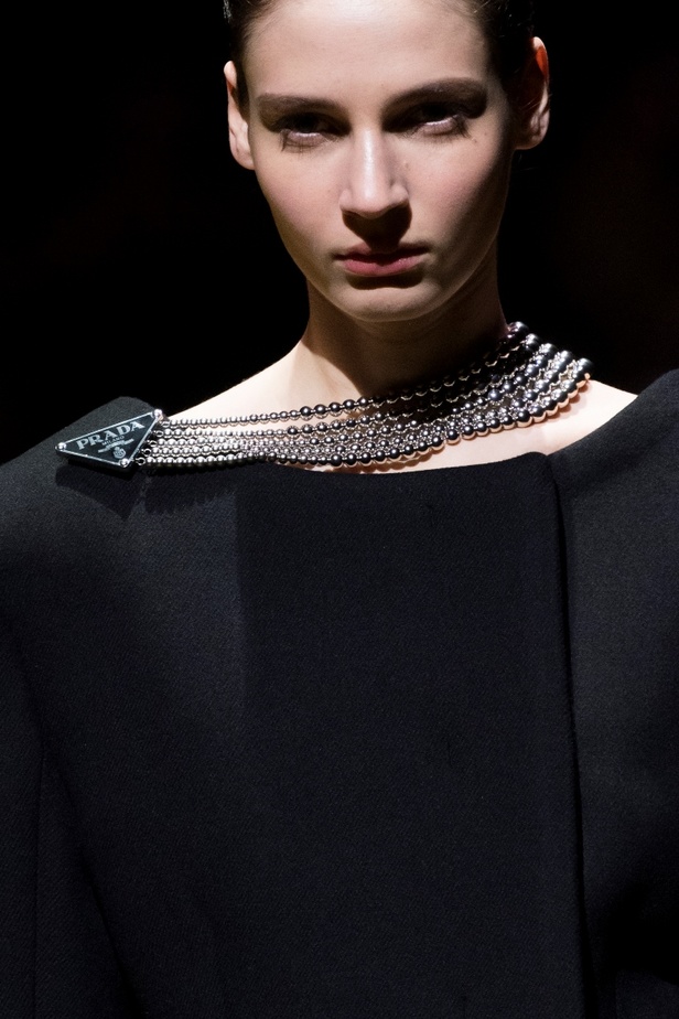 مجموعة Prada لخريف شتاء 2022 تكرّس إيديولوجيا الدار بلمسة عصرية