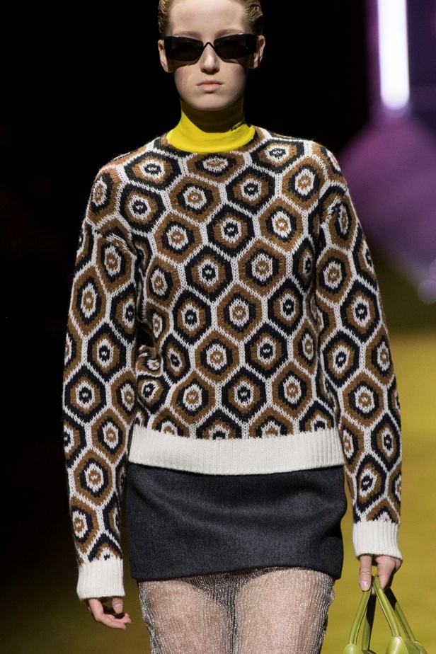 مجموعة Prada لخريف شتاء 2022 تكرّس إيديولوجيا الدار بلمسة عصرية