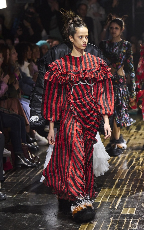 عرض أزياء مجموعة Preen by Thornton Bregazzi لموسم خريف وشتاء 2022 في لندن