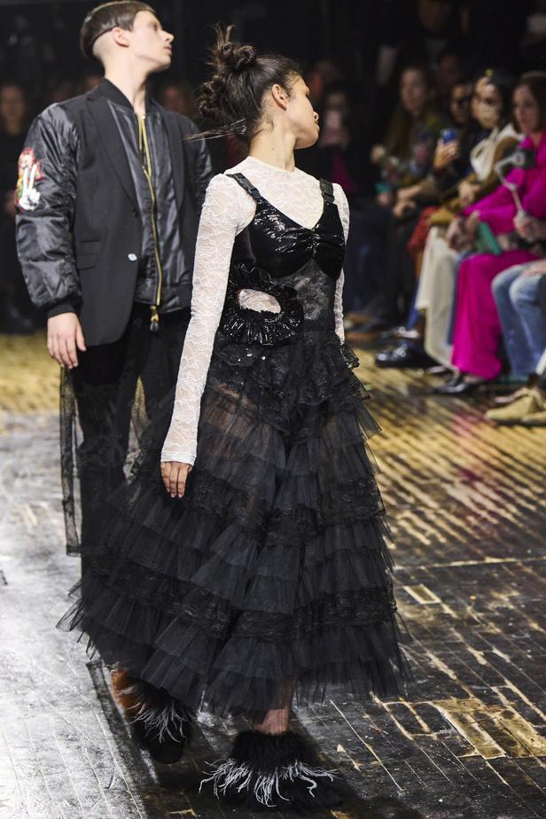 عرض أزياء مجموعة Preen by Thornton Bregazzi لموسم خريف وشتاء 2022 في لندن