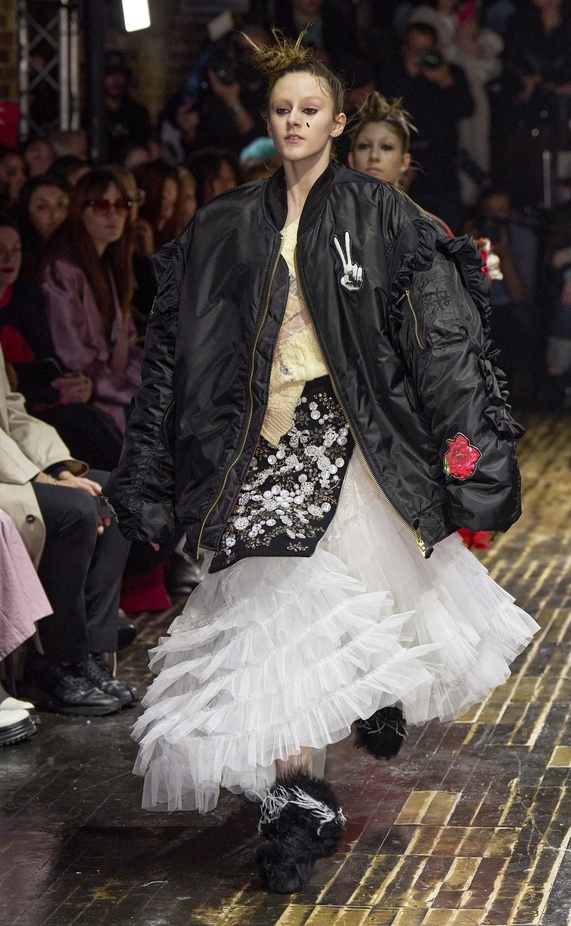 عرض أزياء مجموعة Preen by Thornton Bregazzi لموسم خريف وشتاء 2022 في لندن