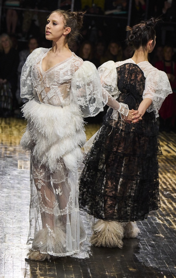 عرض أزياء مجموعة Preen by Thornton Bregazzi لموسم خريف وشتاء 2022 في لندن