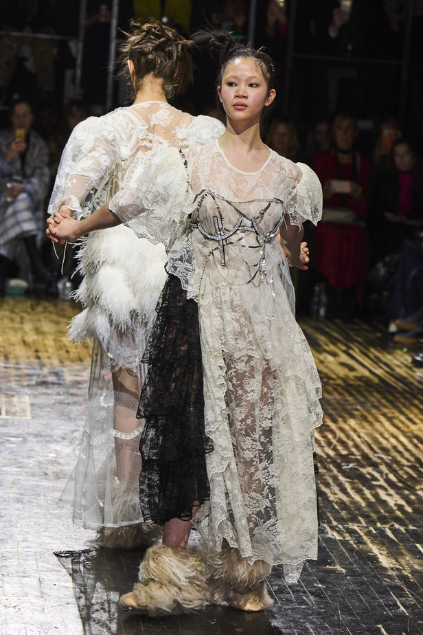 عرض أزياء مجموعة Preen by Thornton Bregazzi لموسم خريف وشتاء 2022 في لندن