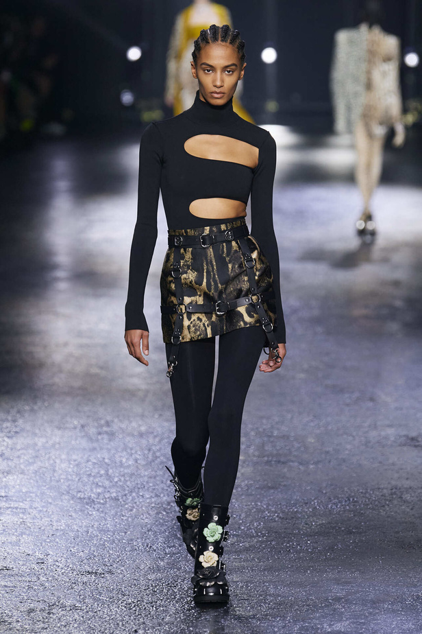 الجرأة والنقشات المتنوعة برزت في عرض روبيرتو كافالي لخريف وشتاء 2022