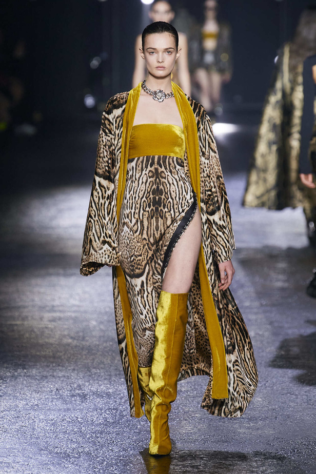 الجرأة والنقشات المتنوعة برزت في عرض روبيرتو كافالي لخريف وشتاء 2022