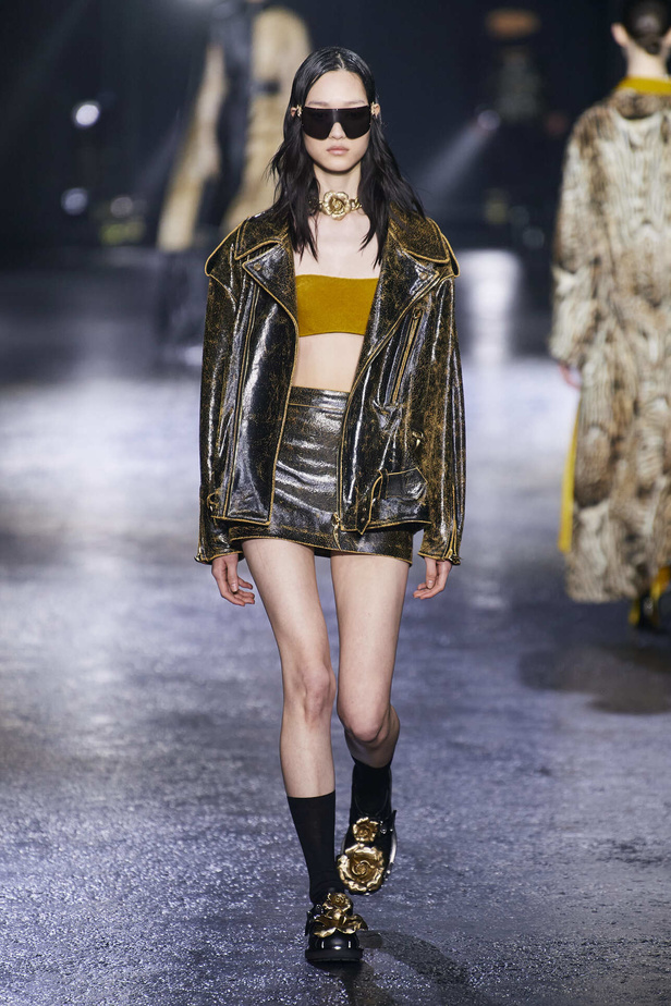 الجرأة والنقشات المتنوعة برزت في عرض روبيرتو كافالي لخريف وشتاء 2022