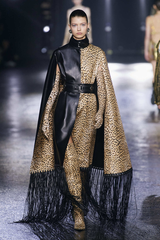 الجرأة والنقشات المتنوعة برزت في عرض روبيرتو كافالي لخريف وشتاء 2022