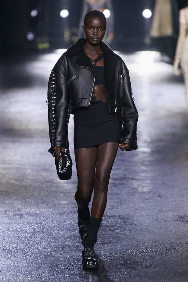 الجرأة والنقشات المتنوعة برزت في عرض روبيرتو كافالي لخريف وشتاء 2022