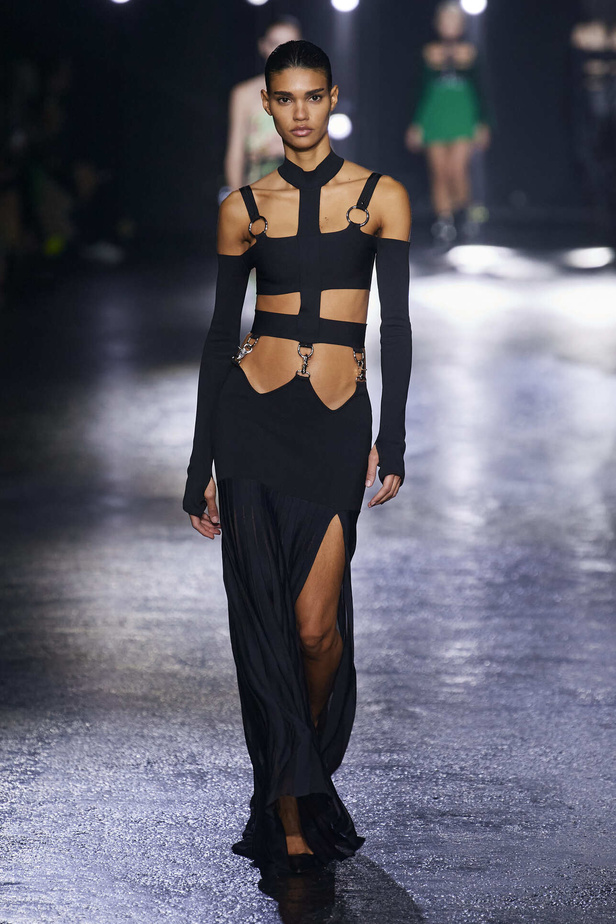 الجرأة والنقشات المتنوعة برزت في عرض روبيرتو كافالي لخريف وشتاء 2022